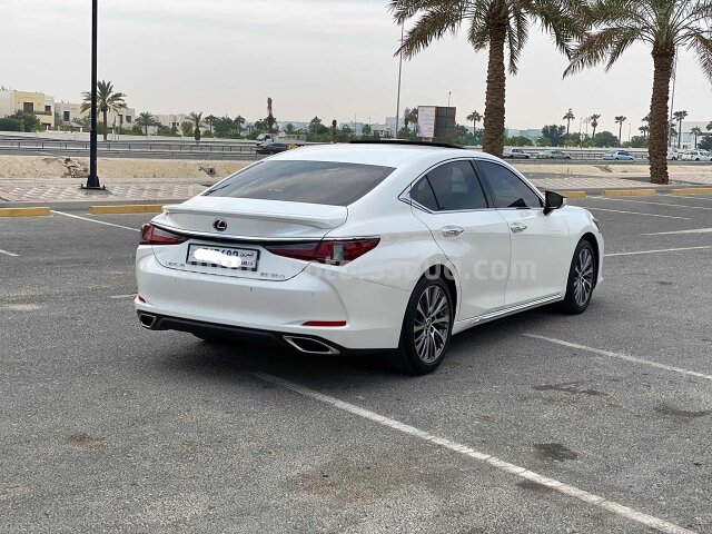 2021 لكزس إي إس