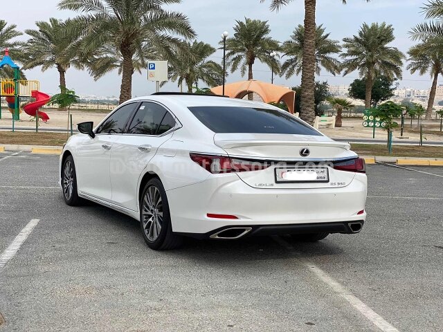 2021 لكزس إي إس