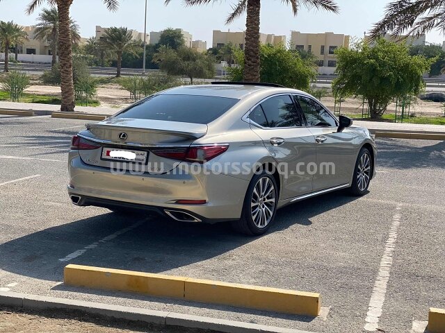 2021 لكزس إي إس
