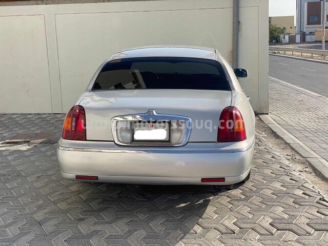 2001 لينكون تاون كار