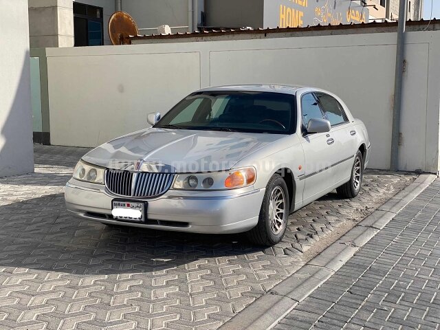 2001 لينكون تاون كار