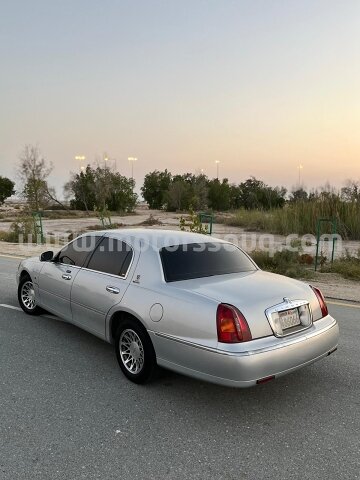 2001 لينكون تاون كار