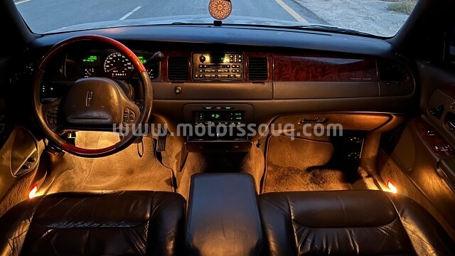 2001 لينكون تاون كار