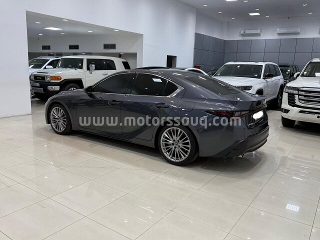 2023 لكزس آي إس